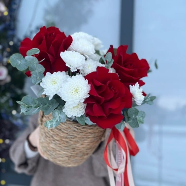 Корзина с красной розой и хризантемой