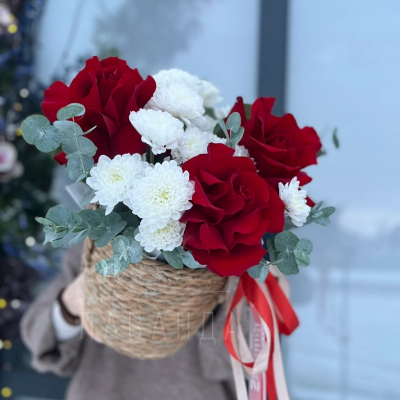 Корзина с красной розой и хризантемой