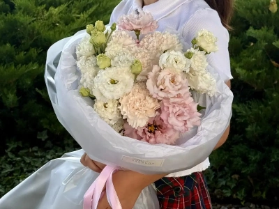 2. Букет с эустомой «Кружевное дуо» S