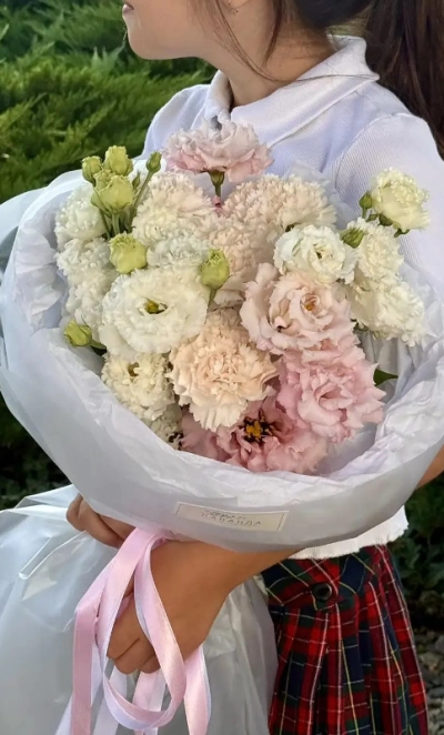 2. Букет с эустомой «Кружевное дуо» S