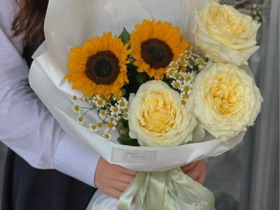 4. Букет «Маленький гений» M с ароматной розой Кендилайт и подсолнухами