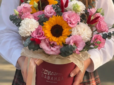 6. Композиция «Шпаргалка» с эустомой и подсолнухом