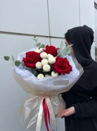 Красные французские розы и пуговки хризантем 0