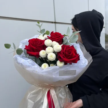 Красные французские розы и пуговки хризантем