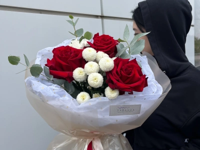 Красные французские розы и пуговки хризантем