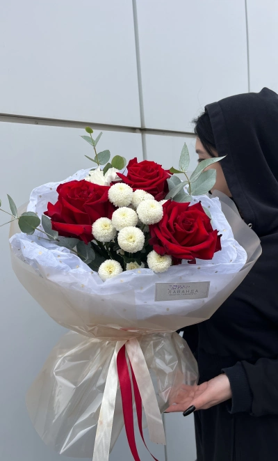 Красные французские розы и пуговки хризантем