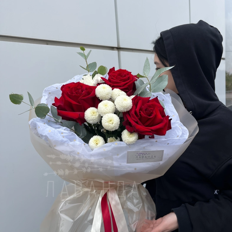Красные французские розы и пуговки хризантем