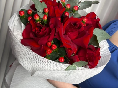 Букет с красными розами