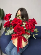 Красные французские розы в коробке 0