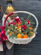 Корзина с мандаринами, конфетами и нобилисом елью 0