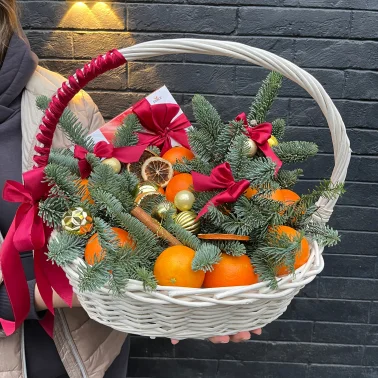 Корзина с мандаринами, конфетами и нобилисом елью