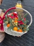 Корзина с мандаринами, конфетами и нобилисом елью 1