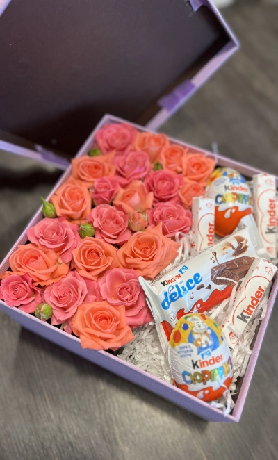 Коробка со сладостями и цветами