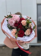 Букет с гортензией и красными розами 0
