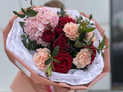 Букет с гортензией и красными розами
