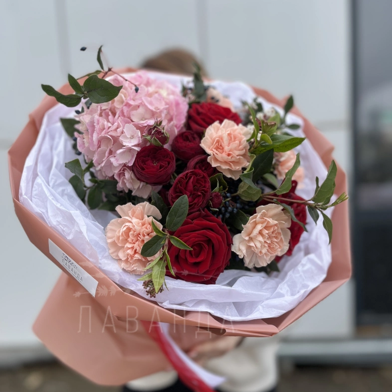 Букет с гортензией и красными розами