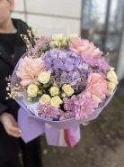Красивый букет с гортензией и розами 0