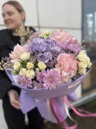 Красивый букет с гортензией и розами 1