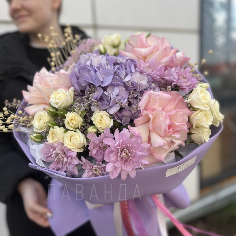 Красивый букет с гортензией и розами