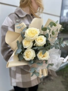 Голландские пионовидные розы с эвкалиптом 0
