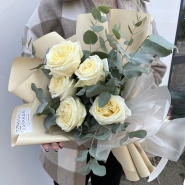 Голландские пионовидные розы с эвкалиптом 1