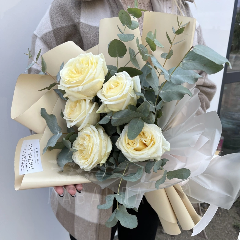 Голландские пионовидные розы с эвкалиптом