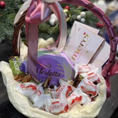 Корзина с конфетами