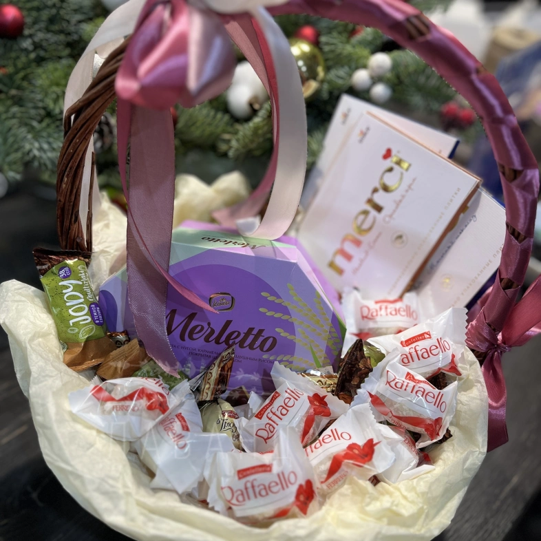 Корзина с конфетами