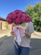 Коробка с малиновыми ароматными розами 0